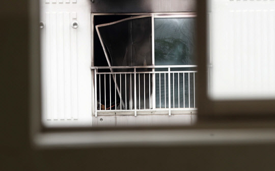 검게 그을린 진주 방화 아파트      (진주=연합뉴스) 김동민 기자 = 17일 오전 경남 진주시 가좌동 한 아파트 방화·흉기 난동 사망 사건이 발생해 해당 아파트가 검게 그을려 있다. 2019.4.17      image@yna.co.kr  (끝)